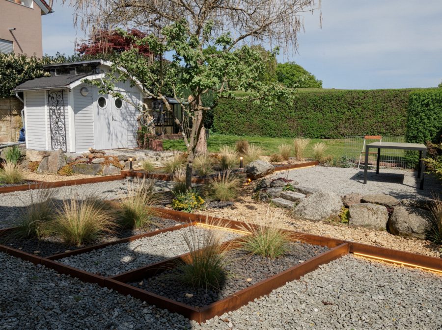 Gartenstil Kies- / Steingarten – Findlinge, Gräser, Cortenstahl