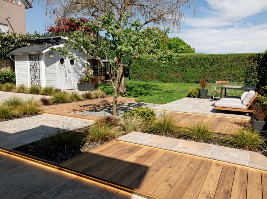 Gartenstil Modern / Minimalistisch – Holzdeck, Gräser, großformatige Platten